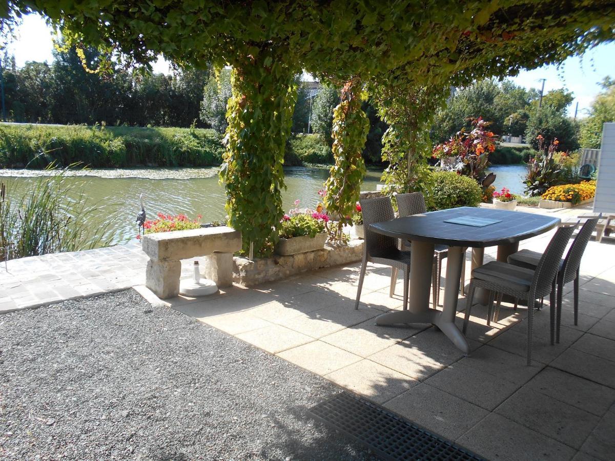 Marais Poitevin Bord Riviere Peche ,Barque, Velos, Wifi, Linge, Cheminee, Cuisine, Terrain De Boules La Taillee Zewnętrze zdjęcie